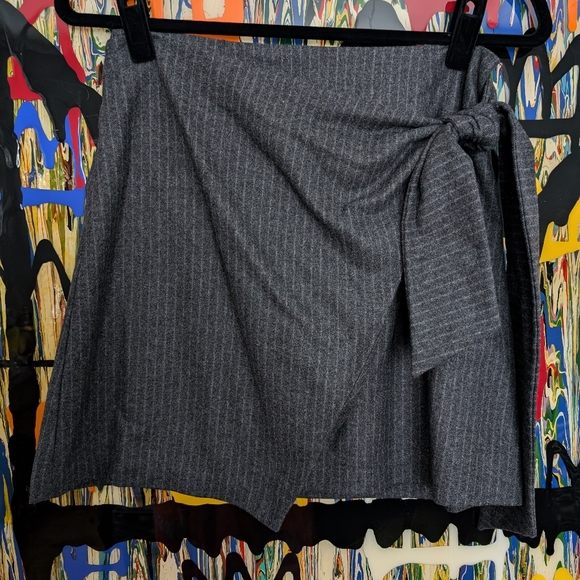 Aritzia WINFRED Wrap Front Skirt. Size 6. Gray pinstripe. Wool. - Picture 3 of 8